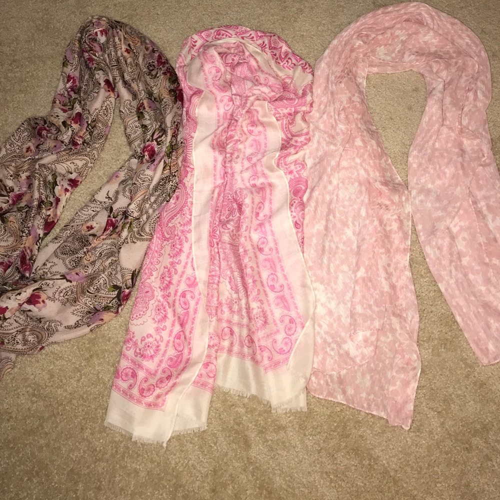 Bundle of 3 pink toned scarves 🧣 💕